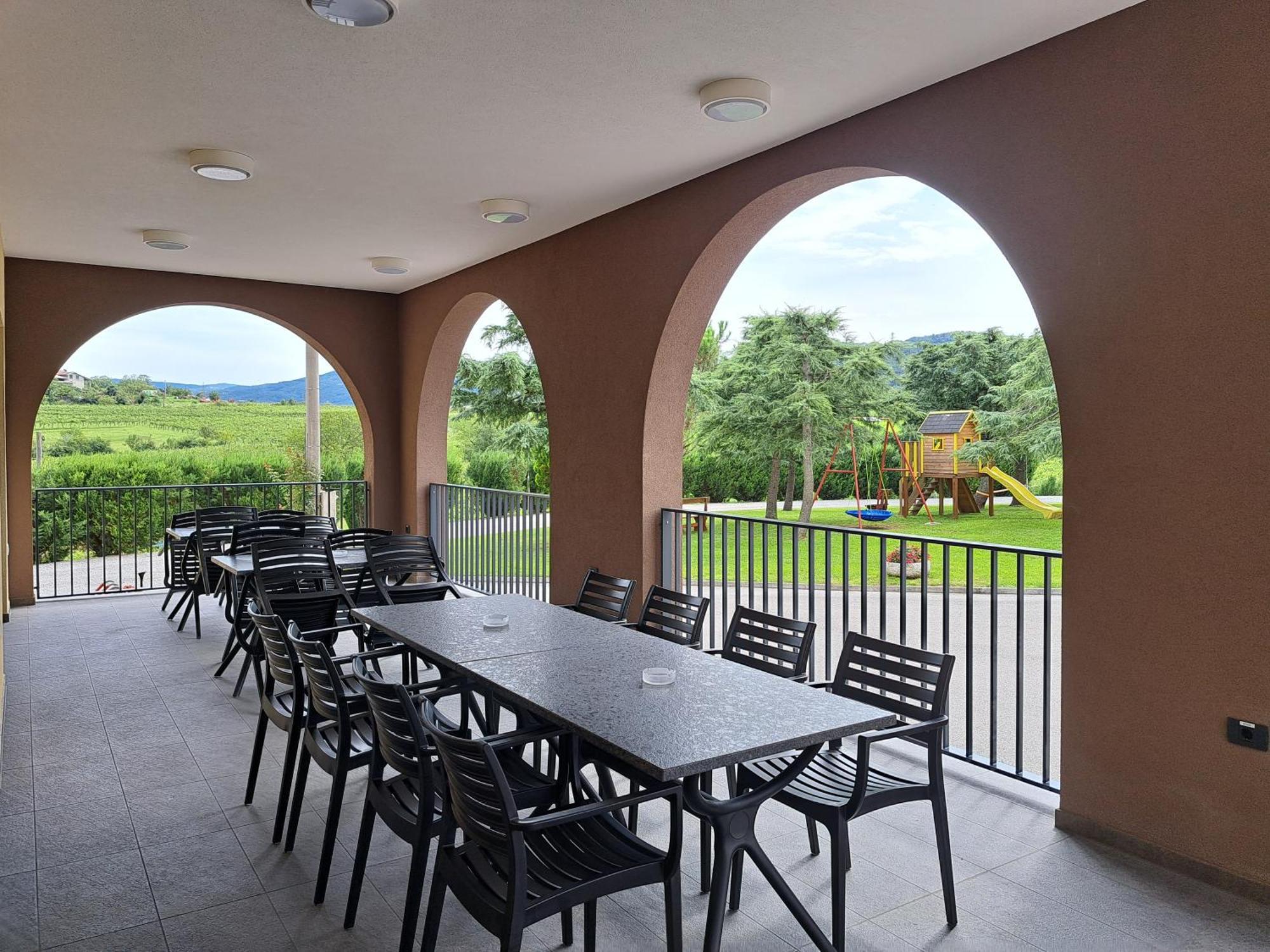 Posestvo Rouna - Winery And Apartments Vipava Buitenkant foto