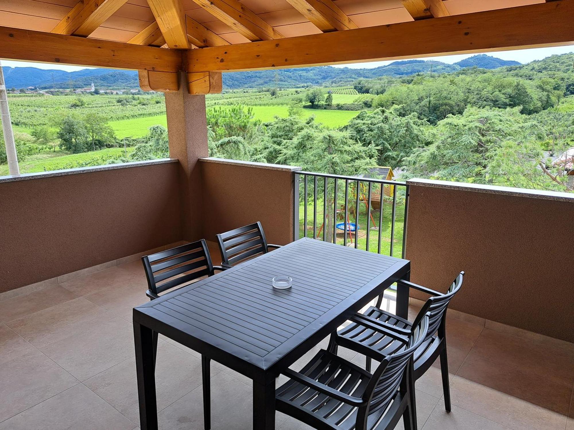 Posestvo Rouna - Winery And Apartments Vipava Buitenkant foto